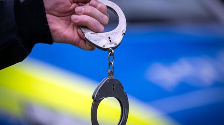 Mann kehrte mit Angebot zum Tatort zur&uuml;ck : 46-J&auml;hriger in eigener Wohnung ausgeraubt &ndash; T&auml;ter festgenommen