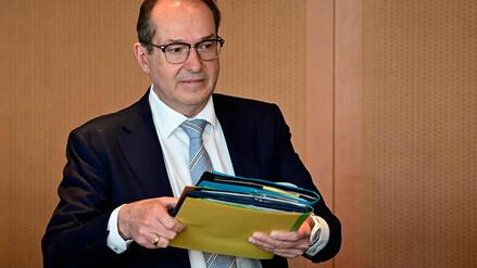 Bis zu 20 Prozent: So viel mehr Gehalt sieht der Dobrindt-Plan f&uuml;r Beamte vor