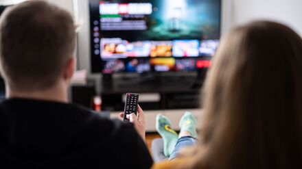 Netflix, Prime, Disney+ und Co: Bye-bye, Bingewatching? Streamer setzen wieder aufs Warten