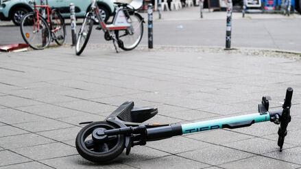 Neunj&auml;hrige kommt ins Krankenhaus: Betrunkener Vater baut E-Scooter-Unfall mit Tochter in Berlin
