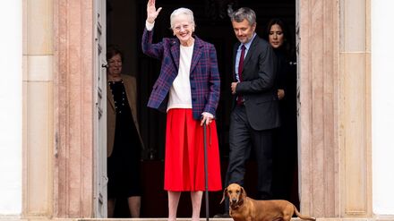 D&auml;nisches K&ouml;nigshaus: Hurra mit Dackel - K&ouml;nigin Margrethe bekommt ein St&auml;ndchen