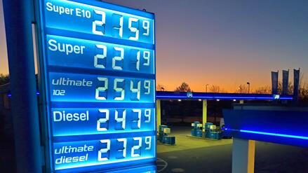 Wer mehr verdient, f&auml;hrt mehr&nbsp;&ndash; und spart mehr: Tankrabatt bringt Reichen deutlich gr&ouml;&szlig;ere Vorteile