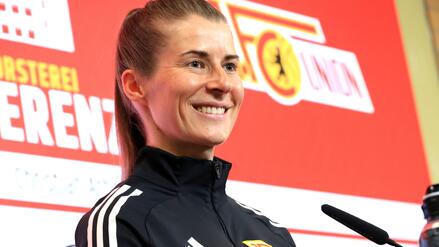 &bdquo;Mein Kopf ist voll mit Fu&szlig;ball&ldquo;: So geht Union‑Trainerin Marie-Louise Eta mit dem Rummel um ihre Person um