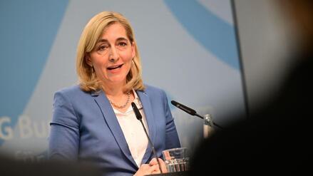 Entwurf der Gesundheitsministerin: Gutverdiener sollen h&ouml;here Krankenkassenbeitr&auml;ge zahlen