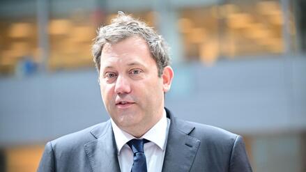 &bdquo;Schadet am Ende Deutschland&ldquo;: Klingbeil warnt Reiche vor Ausbremsen der Energiewende