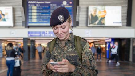 Verteidigungsminister bef&uuml;rchtet Spionage: Pistorius verbannt private Mobiltelefone aus Dienststellen der Bundeswehr