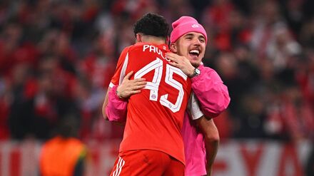 Champions League: Extravagantes Outfit: Bayern-Youngster Karl ganz in Pink