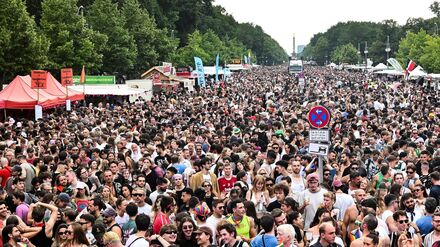 Demonstration: CSD Berlin startet am Vorabend der Parade: &bdquo;Haltung ist hot&ldquo;
