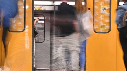 Steinw&uuml;rfe durch fahrenden Zug: Unbekannte zerst&ouml;ren Scheiben von Berliner U-Bahn