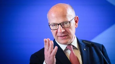 &bdquo;Viele wissen nicht mehr, wie sie das bezahlen sollen&ldquo;: Berlins Regierender h&auml;lt Verl&auml;ngerung von Tankrabatt f&uuml;r n&ouml;tig