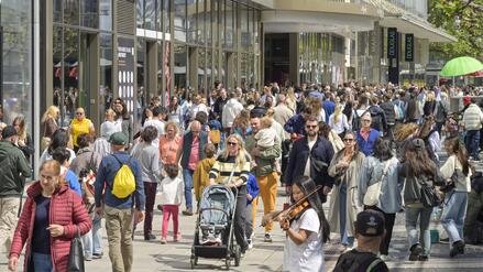 Angst vor Altersarmut: Gro&szlig;e Mehrheit zeigt sich nach Merz-Aussage zur Rente besorgt