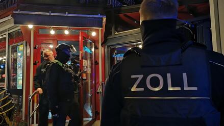 Dutzende Beamte im Einsatz: Zoll, Polizei und Steuerfahnder durchsuchen Gewerbe in Berlin