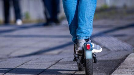 Getuntes Zweirad in Berlin-Lichtenberg: Mann fl&uuml;chtet mit knapp 100 km/h schnellem E-Scooter vor Fahrradstreife