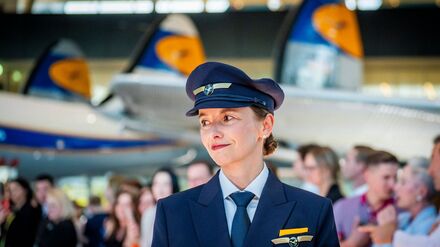 Dunkelblau und Gelb: Neue Uniformen f&uuml;r Lufthansa-Crews kommen von Boss