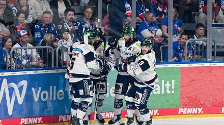 DEL-Playoffs: 7:3 in Mannheim: Effektive Eisb&auml;ren machen ersten Schritt