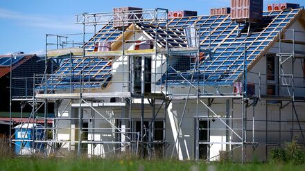 Wohnen: Baubranche warnt: Iran-Krieg treibt Kosten f&uuml;r Hausbauer