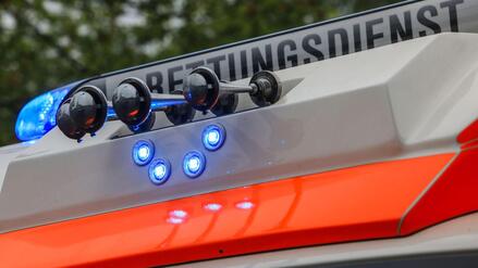 Rettungshubschrauber in Berlin im Einsatz : 88‑J&auml;hrige vor Parkhaus von Auto angefahren &ndash; schwer verletzt