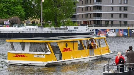 Schippern f&uuml;r den Online-Handel: DHL stellt Pakete jetzt per Solarschiff zu