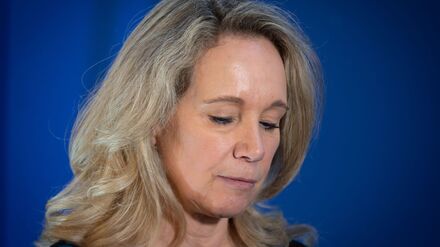 Debatte um F&ouml;rdermittel: Rechtswidriges Handeln? Berlins Kultursenatorin tritt ab