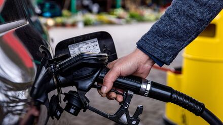 Mobilit&auml;tskosten: Spritpreise steigen deutlich - Rekordspr&uuml;nge am Mittag