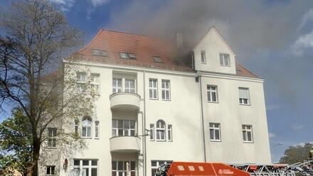 Geb&auml;ude teilweise nicht mehr bewohnbar: Feuer in Wohnungslosen-Unterkunft im Berliner S&uuml;dwesten &ndash; 15 Verletzte
