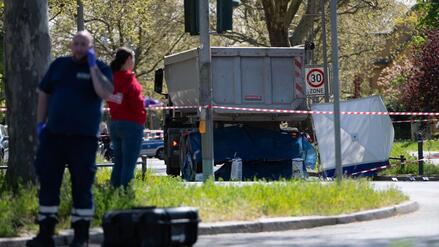 Von abbiegendem Lkw angefahren: Radfahrer stirbt nach Unfall in Berlin-Neuk&ouml;lln