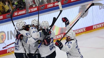Deutsche Eishockey Liga: Eisb&auml;ren-Meisterparty vertagt: Mannheim f&uuml;r Moral belohnt