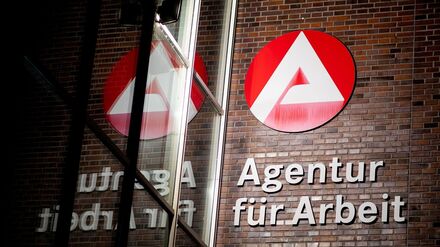 Arbeitsmarkt: Arbeitslosigkeit sinkt kaum - und wird teuer