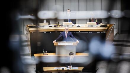 Wahlkampf in Berlin: Vier Schnecken rennen auf das Rote Rathaus zu