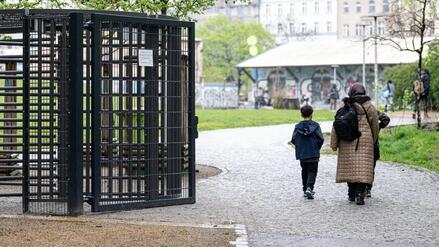 Teil vom G&ouml;rli-Zaun nun mit zweitem Zaun gesichert: Vorbereitungen auf den 1. Mai in Kreuzberg laufen