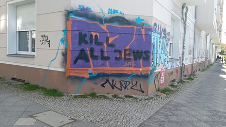 Mordaufrufe gegen Juden in Prenzlauer Berg: B&uuml;ndnis ruft zu Mahnwache auf &ndash; Kinder bemalen Gehweg mit Herzen