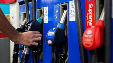 &bdquo;Effektive Belastung relativiert sich stark&ldquo;: Sprit ist in Deutschland inflationsbereinigt nicht teurer als vor 15 Jahren
