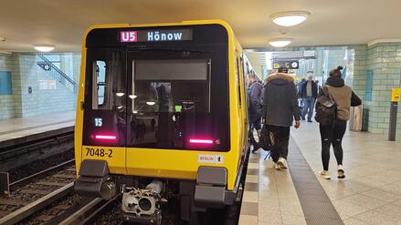 Berlins neue U-Bahn im Fahrgasttest: Seit Donnerstag ist das Modell &bdquo;J&ldquo; auf der U5 in Fahrt