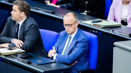 Bundesregierung: Streit, Pannen, Klarstellungen: Womit Schwarz-Rot k&auml;mpft