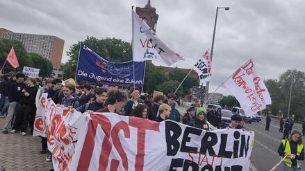 &bdquo;Ich m&ouml;chte kein Teil der Kriegsmaschinerie sein&ldquo;: Junge Menschen demonstrieren in Berlin gegen die Wehrpflicht