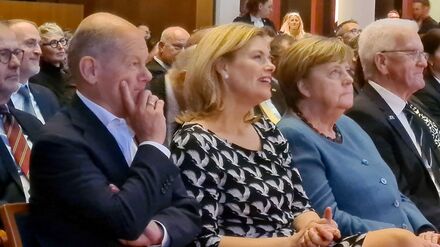 Scheidender Regierungschef: Kretschmanns Berlin-Abschied mit Merkel und Papst-Anekdote