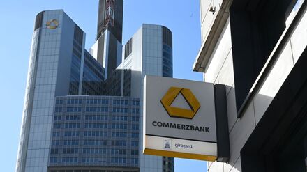 Strategie bis 2030: Commerzbank kontert Unicredit: Stellenabbau und Rekordgewinn