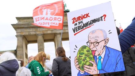 Am Gedenktag: Berliner Sch&uuml;ler protestieren gegen Wehrpflicht