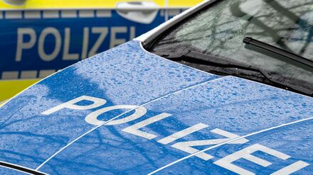 Mit Messer bedroht: Mann randaliert - Polizisten setzen Taser ein