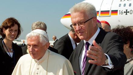 &bdquo;Und was fragt mich der Papst? Nach Stuttgart 21&ldquo;: Kretschmann sorgt bei seinem Abschiedsfest mit Benedikt-Anekdote f&uuml;r Lacher