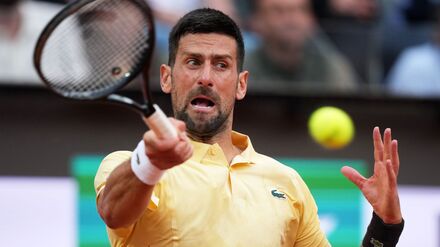 Tennis: Au&szlig;enseiter schl&auml;gt Idol: Djokovic scheitert fr&uuml;h in Rom