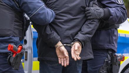 Razzia in Kreuzberger Wohnung: Berliner Polizei stellt Waffe, Goldbarren und Kokain sicher