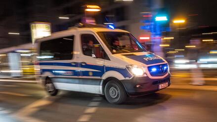 26-J&auml;hrige fuhr offenbar zu schnell: Vier Menschen nach Verkehrsunfall in Berlin-Neuk&ouml;lln im Krankenhaus
