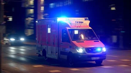Unter Tram eingeklemmt: Radfahrer bei Verkehrsunfall in Berlin-Friedrichshain schwer verletzt
