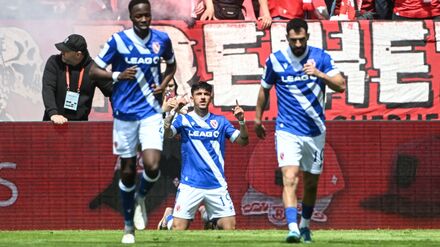 Dritte Fu&szlig;ball-Liga: Cottbus zur&uuml;ck in 2. Bundesliga - Essen in der Relegation