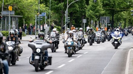 Gedenken: Motorradfahrer gedenken toter Soldaten in Berlin